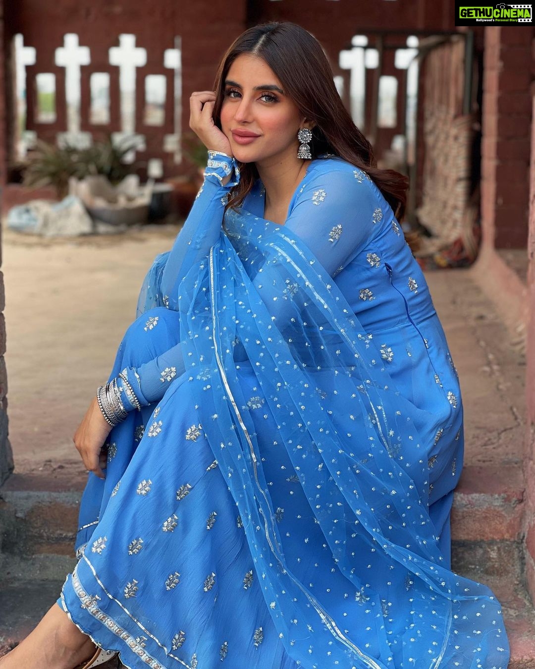 Miesha Saakshi Iyer Instagram - Dekhoon Main Tujhe Ya Dekhoon Kudrat Ke Nazaare Mushkilon Main Hai Ye Dil Mera π . . . . . #traditional #traditionalwear #blue #chandbaliyan #indian #indianwear #ethinicwear #ethnic #shoot #musicvideo #workmode #lovemylife #miesha #mieshaiyer #grateful #gratitude #thankyouforeverything π§Ώβ¨