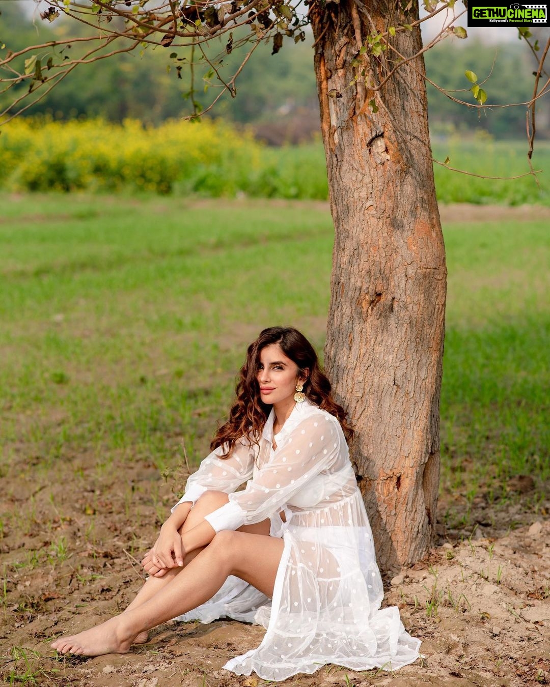 Miesha Saakshi Iyer Instagram - The Perfect Getaway 💠. . . 📸 : @swagatsharmaphotography . . . . . #dreamy #vibes #aesthetic #whitedress #country #photography #explore #ootd #countryside #greenery #travel #travelgram #fashion #miesha #mieshaiyer #grateful #gratitude #thankyouforeverything 🧿✨