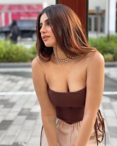 Miesha Saakshi Iyer Instagram - Running out of captions,
So this is my caption 🤭
.
.
.
.
Corset: @thriftflipmumbai 
Pants: @urbanic_in 
.
#dxb #dxblife #dubai #dubailife #dubai🇦🇪 #lovemylife #happiness #brown #thrift #corset #dubailove #miesha #mieshaiyer #grateful #gratitude #thankyouforeverything 🧿✨