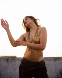 Miesha Saakshi Iyer Instagram - Golden Hour ☀️ 

@a.la.modebyakanksha 
📸 @swagatsharmaphotography