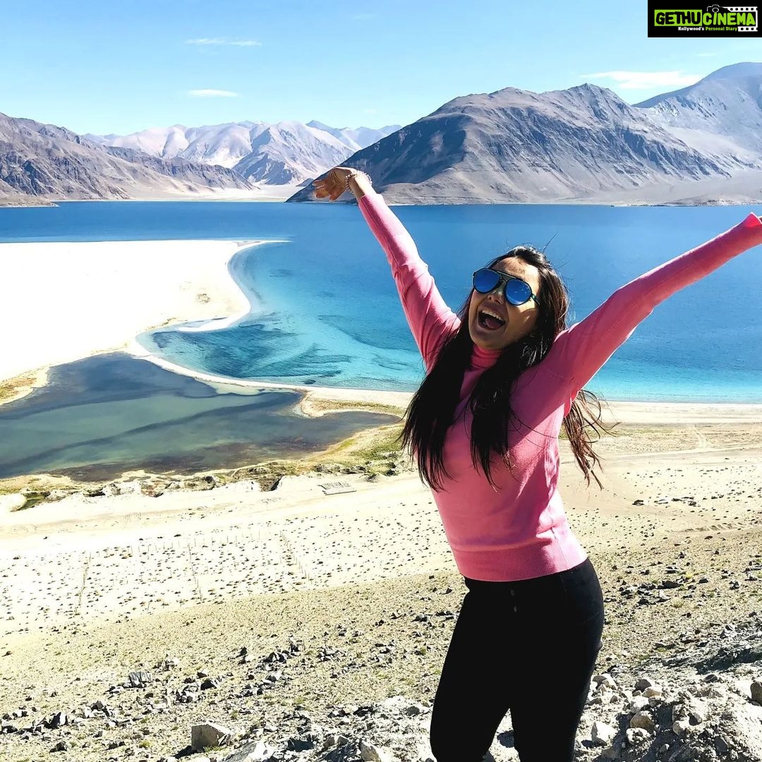 Minissha Lamba Instagram - Panggong mein hui Mini pagliii.... . . . . . . . . . #travelingram #travelphotography #travelladakh #travelgram #travelindia #nature #naturephotographer #panggonglake #lake #water