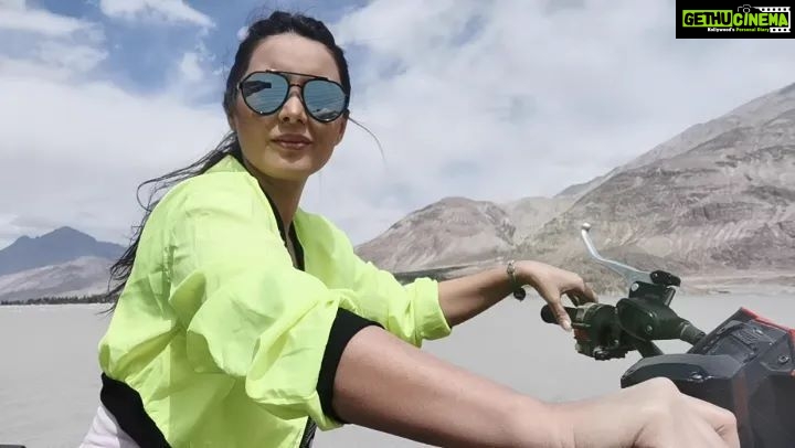 Minissha Lamba Instagram - Leggo... Leggo... Leggo.... . . . . . . . #travelingram #travelphotography #travelling #traveldiaries #travelindia #ladakh #ladakhtrip