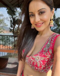 Minissha Lamba Instagram - Recommendations? In the mood for Ice Cream : Got Some Strawberries and Cream During The Match @xariadesicouture @vivinia_designer_jewelery @offbeatmediain @ekkta_shah Taj Wayanad Resort & Spa, Kerala