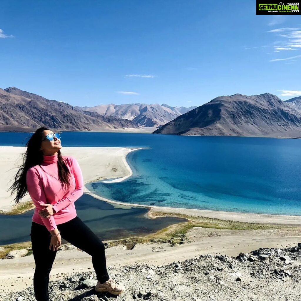 Minissha Lamba Instagram - Panggong mein hui Mini pagliii.... . . . . . . . . . #travelingram #travelphotography #travelladakh #travelgram #travelindia #nature #naturephotographer #panggonglake #lake #water