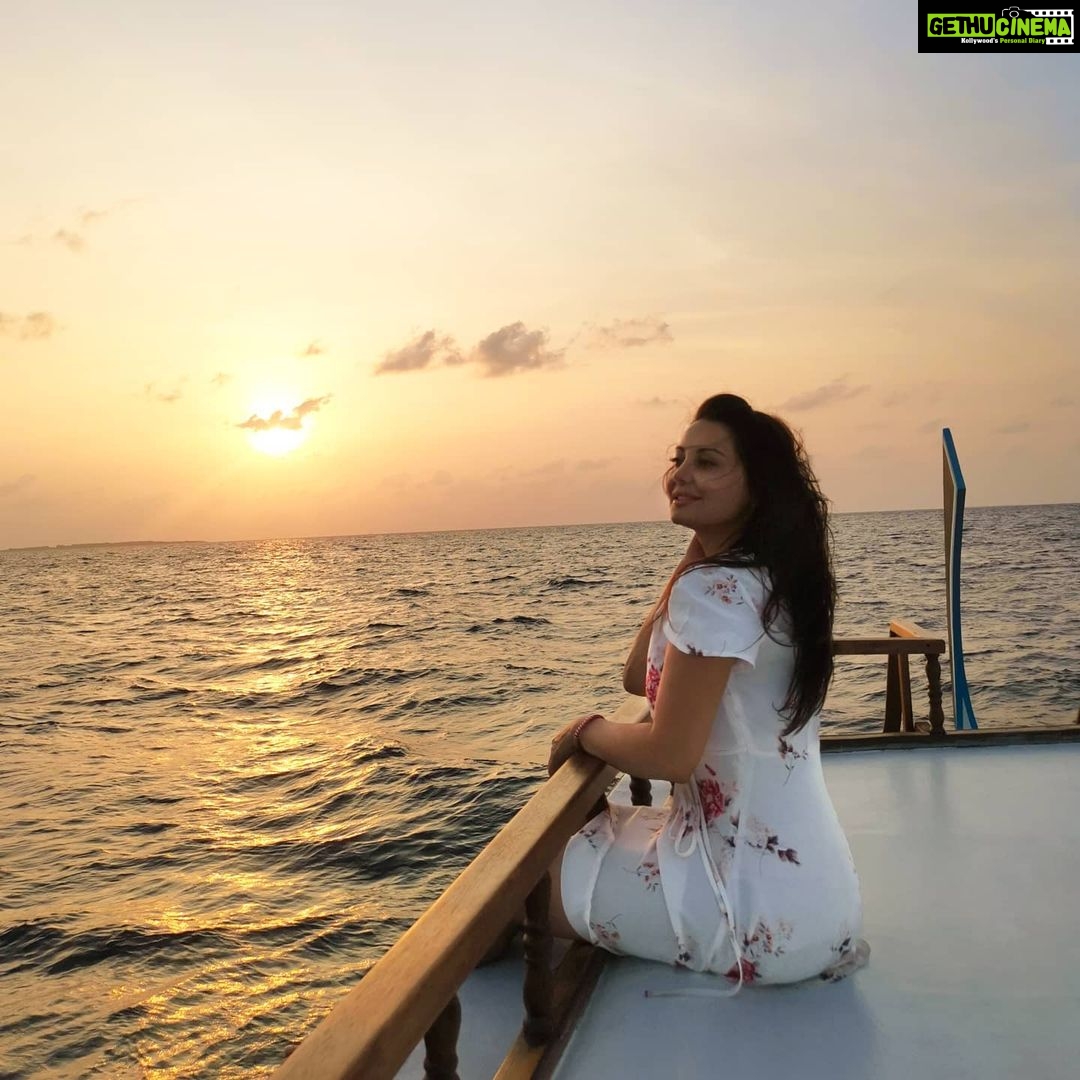 Minissha Lamba Instagram - Golden Hour in my favorite Dress.. Or Magic Light... Early morning and just at sunset... The time when we rush to take beautiful shots in movies... Where u plan your beauty shots or scenes that will be shot in this beautiful soft glow of our sun...