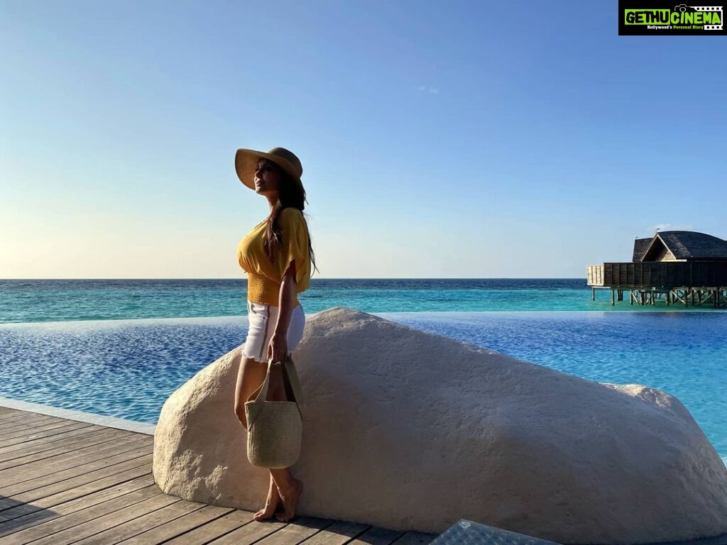 Minissha Lamba Instagram - Just a girl... Lost in the view.... . . . . . #ilovelily #lilybeachresortsmaldives @lilybeachresortmaldives @rupalidean Lily Beach Resort & Spa at Huvahendhoo, Maldives