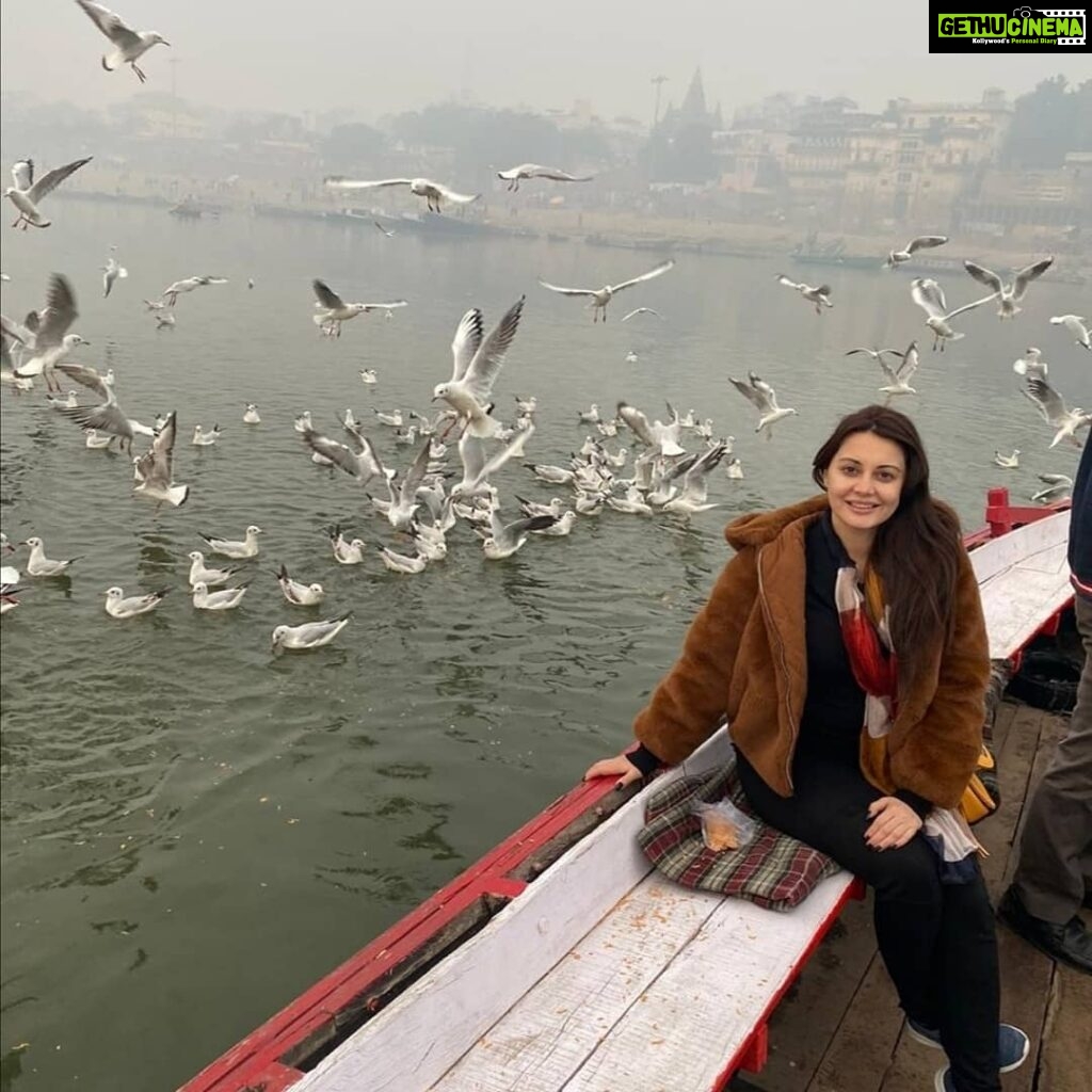 Minissha Lamba Instagram - Was worth the 6am trip on the Ganga in the freezing cold of winter... As u grow.. Older... You realise the magic of early mornings. The power it has and the joy u feel from starting ur day with the rising sun. Truly.. Magical!