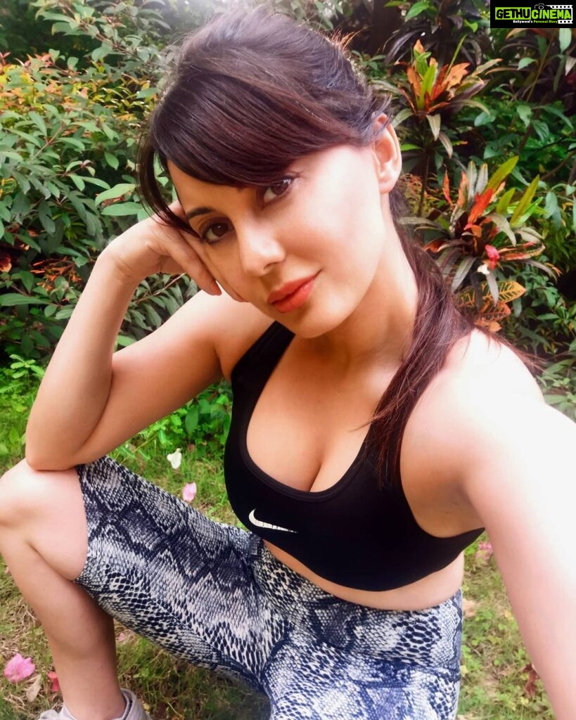 Minissha Lamba Instagram - Pre workout selfie... Need gyms to open soon... Can't wait to get on a threadmill and run!. Pune, Maharashtra