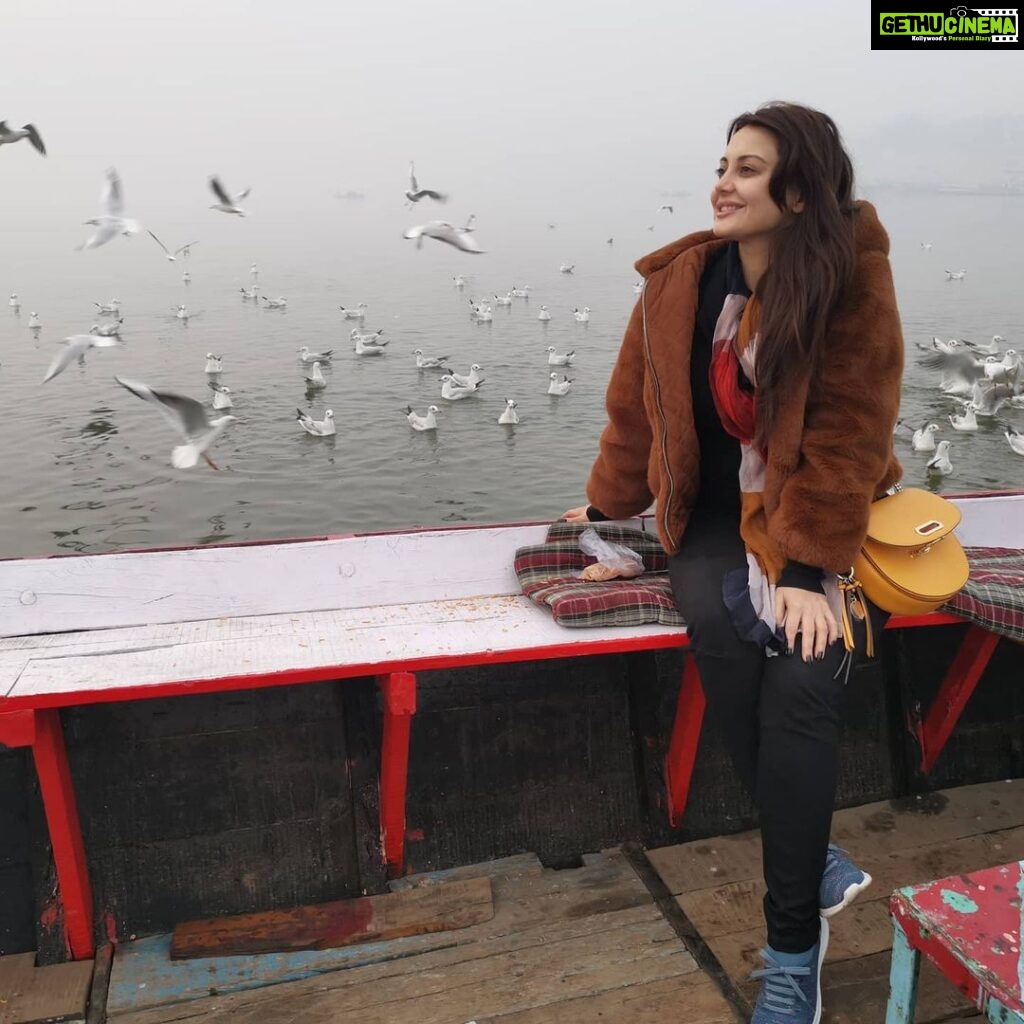 Minissha Lamba Instagram - Was worth the 6am trip on the Ganga in the freezing cold of winter... As u grow.. Older... You realise the magic of early mornings. The power it has and the joy u feel from starting ur day with the rising sun. Truly.. Magical!