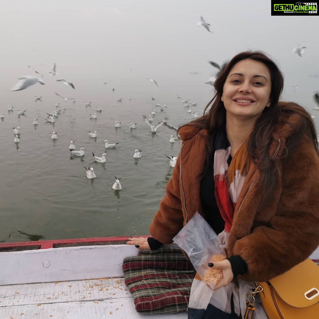 Minissha Lamba Instagram - Was worth the 6am trip on the Ganga in the freezing cold of winter... As u grow.. Older... You realise the magic of early mornings. The power it has and the joy u feel from starting ur day with the rising sun. Truly.. Magical!