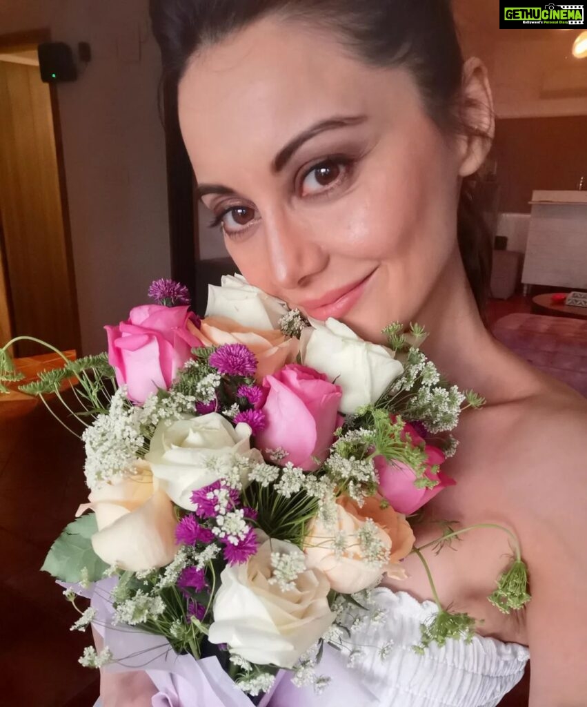 Minissha Lamba Instagram - All You Need Is Some Pretty Flowers To Water #happyvalentinesday #flowers #flowerstagram #valentines #valentine Mumbai, Maharashtra