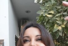 Minissha Lamba Instagram - 🎤Mera Dil tha akela... Cue-tee-gar oo Cue-tee-ggar ..... I also looked like a cue-tee-garr , all rollu pollu ❤️❤️ ThrowBack Kiki thinking 'Should I give this mental a kiss? Maybe then, the madness would stop.' #sing #singing #baazigar #srk #cute #puppy #bollywoodsongs #bollywood #throwback