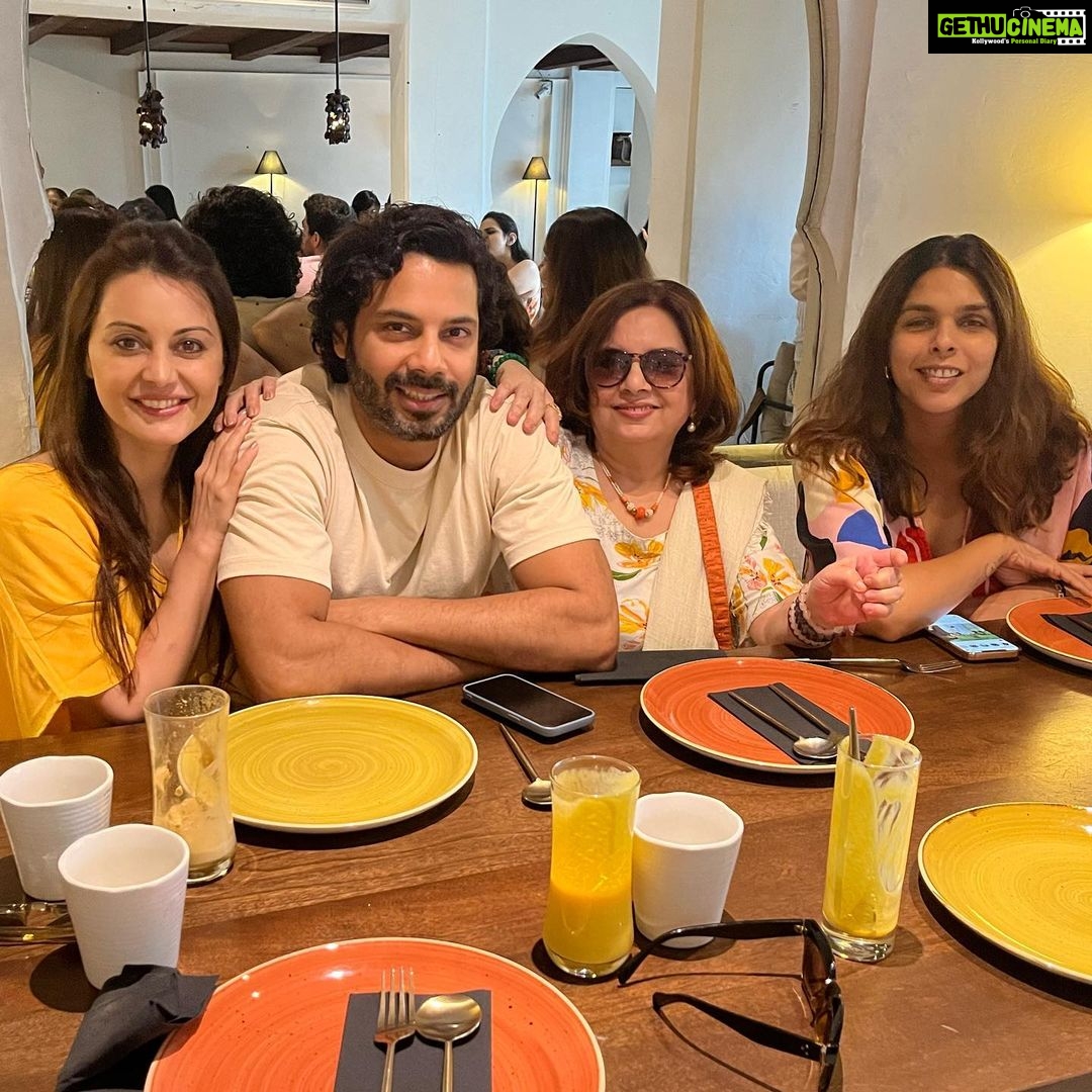 Minissha Lamba Instagram - Happy Happy Karu…. here’s to life always being a bright summer holiday, with cool breeze, sunshine, clean air… and whatever drink it is that you like @aasthasharma @manjulamba @kawelbirsingh @karanbirlamba Mumbai, Maharashtra