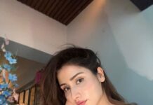 Monica Sharma Instagram - Miles apart, different lives. Looking at the same moon same time!✍🏻 . . . . . . . #love #instalove #instagood Mumbai, Maharashtra