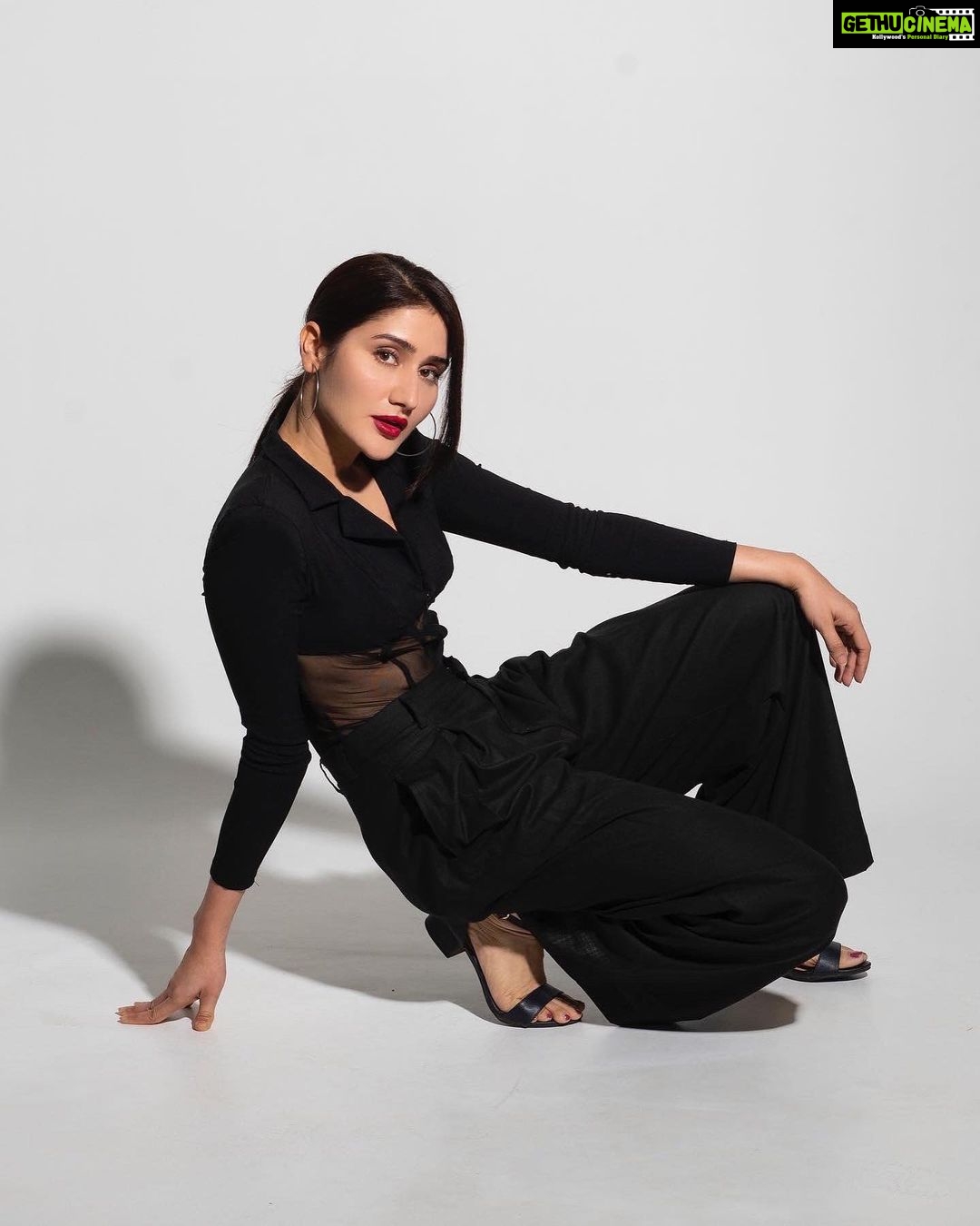 Monica Sharma Instagram - π€ . . . . πΈ- @harshalshah95 Mua- @makeupbymalaikasathe Hair- @amuthevar π- @labelsimrankatyal @tgbtroop . . . . #fashion #black #allblack #style #styleinspo #styleblogger #stylefashion #instafashion #instastyle #fashionista #styleinspo #stylediary #stylepost #styleinspiration #styleinfluencer #stylegoals #luxury #fashiongram #styleaddict #ootd Mumbai, Maharashtra