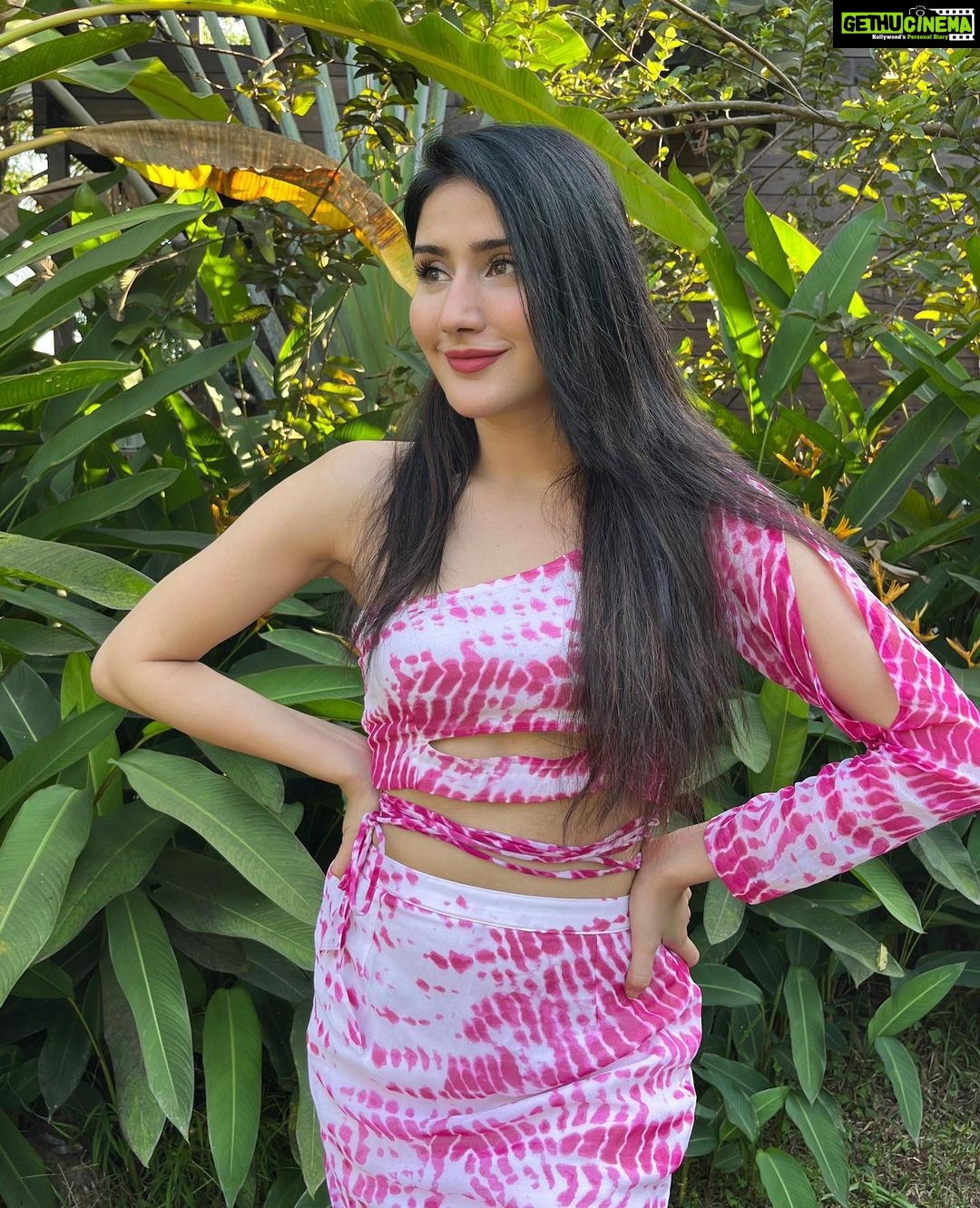 Monica Sharma Instagram - घर नारी गँवारी, चाहे जो कहे मैं निजाम से नैना लगा आई रे सोहनी सूरत.. मोहनी मूरत, मैं तो ह्रदय बीच समा आई रे.. 🕉♥️ - अमीर खुसरो . . . . . #onelove #sufi #2022 #outfitinspiration #style #stylefashion #stylediary #styleinspiration #stylepost #fashion #fashionstyle #fashionistas #travelling #whatiwore #instafashion #instastyle #travelgram #goadiaries #travel #vacay #vacaymode #pinktiedye #pinkwhite #cordsets #nature #ecoresort #amirkhusrow #gharnarigawari #favlines Mumbai, Maharashtra