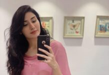 Monica Sharma Instagram - 💞 . . . . #khudahaafizchapter2 #kalki #lucknow #throwback #pink #pinklove #pinkdress #nosepins #mirrorselfie #mirrors #khudahafiz #goodday #sunday #sundayfunday #desi #desigirl #pinkaesthetic #sundayvibes #tb #throwbackpic #nosepiercing #instafashion #mirrorpic Mumbai, Maharashtra