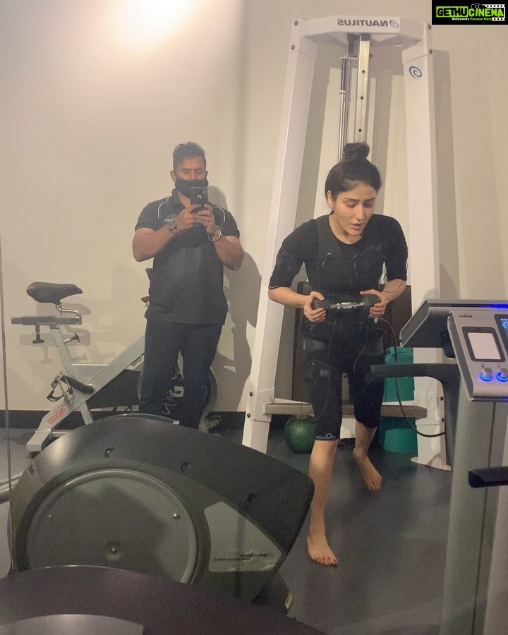 Monica Sharma Instagram - Happy Friday everyone.. . . already making it good & sweaty @bamaniya_vinod ππ€ . . . . #EMS #electronicmusclestimulation #fitspo #fitnessgoals #fitnessstudio #stretch #fitnessmotivation #fitnessjourney #fitfam #pilates #pilatesworkout #pilatesinstructor #ems #emstraining #mumbai #pilatesreformer #pilatesbody #friday #fridayvibes #fridaymotivation #fridayfitness #hashtag #okbye The Pilates Studio - Mumbai (india)