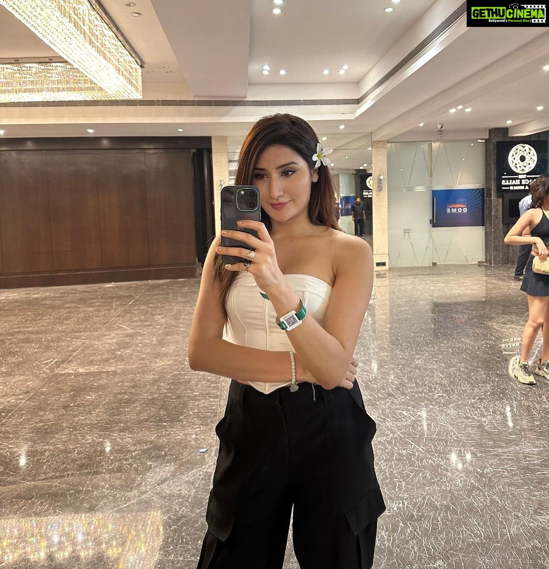 Monica Sharma Instagram - 🎶 . . . . . #love Nsci Dome Worli