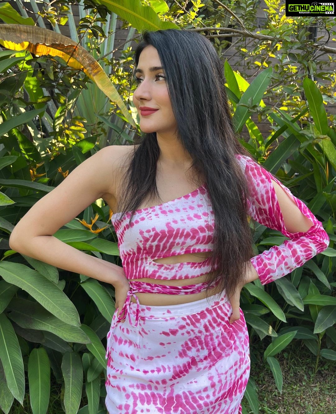 Monica Sharma Instagram - घर नारी गँवारी, चाहे जो कहे मैं निजाम से नैना लगा आई रे सोहनी सूरत.. मोहनी मूरत, मैं तो ह्रदय बीच समा आई रे.. 🕉♥️ - अमीर खुसरो . . . . . #onelove #sufi #2022 #outfitinspiration #style #stylefashion #stylediary #styleinspiration #stylepost #fashion #fashionstyle #fashionistas #travelling #whatiwore #instafashion #instastyle #travelgram #goadiaries #travel #vacay #vacaymode #pinktiedye #pinkwhite #cordsets #nature #ecoresort #amirkhusrow #gharnarigawari #favlines Mumbai, Maharashtra