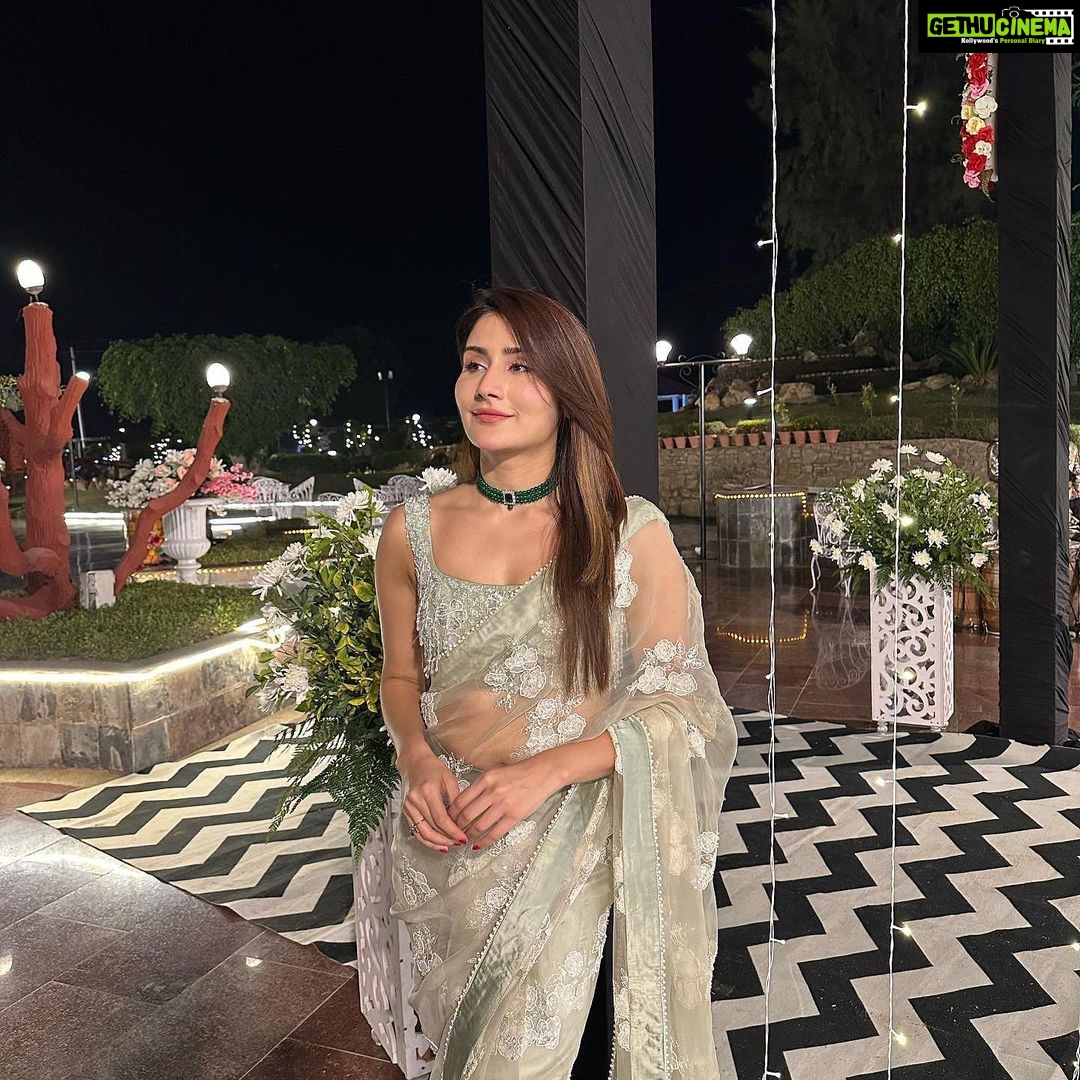 Monica Sharma Instagram - Habibi, don’t you miss me🎶 . . . . 👗- @khawab.25 . . . . #saree #sareelove #desi #indiangirls #ethnicwear #shadiseason #instagram #desifashion #fashion Neemrana