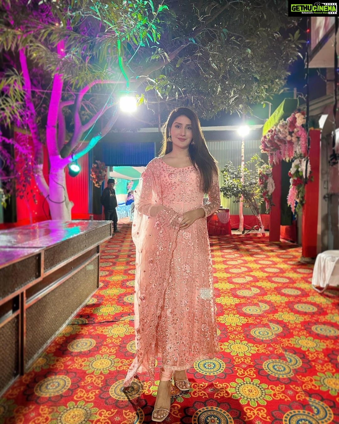 Monica Sharma Instagram - π§¨ππ» . . . . . Wearing- @neharikaofficial . . . . . . . #shadi #cousinsquad #cousins #familytime #nanikaghar #maternal #weddingdiaries #instagood #bihar #desi #desigirl #traditionalwear Katihar