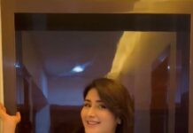 Monica Sharma Instagram - Ya girl next door always ready🤓 . . . . . #reels #reelsinstagram #reelsvideo #reelsindia Mumbai, Maharashtra