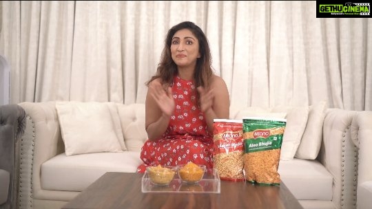 Mouli Ganguly Instagram - Bikano has made it so easy for a person like me who always love to welcome Guests. Kyuki Inse Behtar Bhujia Ko Jaane Kaun ! #SabkiFavoriteBhujia #BarsoSeBikano