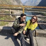 Mouli Ganguly Instagram - Gup shup under the bluesky 🏞️ . . #mouliganguly #mazhersayed #hillstation #mountainsandrivers #india #manali #coupletravel #manalidiaries