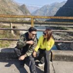 Mouli Ganguly Instagram - Gup shup under the bluesky 🏞️ . . #mouliganguly #mazhersayed #hillstation #mountainsandrivers #india #manali #coupletravel #manalidiaries