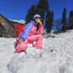 Mouli Ganguly Instagram - Pose karte karte didn't realise only my legs were almost frozen🥶🥶 Till the caring locals gave me there warmer.. hand knitted woollen socks ..and finally I could sense my feet 😅 . . #mouliganguly #snowday #snowpictures #himachal #manali #inthesnow #travel #traveldiaries #manalidiaries