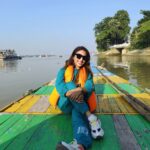 Mouli Ganguly Instagram - Like the river keep on flowing Can never get enough of Ganga and the tranquility bliss of a boat ride🛶 . . . . . #mouliganguly #mazhersayed #boatride #ganga #gangariver #ganganadi