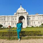 Mouli Ganguly Instagram - This is the place where every year from school we use to go atleast twice a year for a visit....and we use to be soo unhappy cause we wanted to go to a new exciting place ...now after years being touristy here...Cycle of life 😅 . . . #mouliganguly #kolkata #victoriamemorial