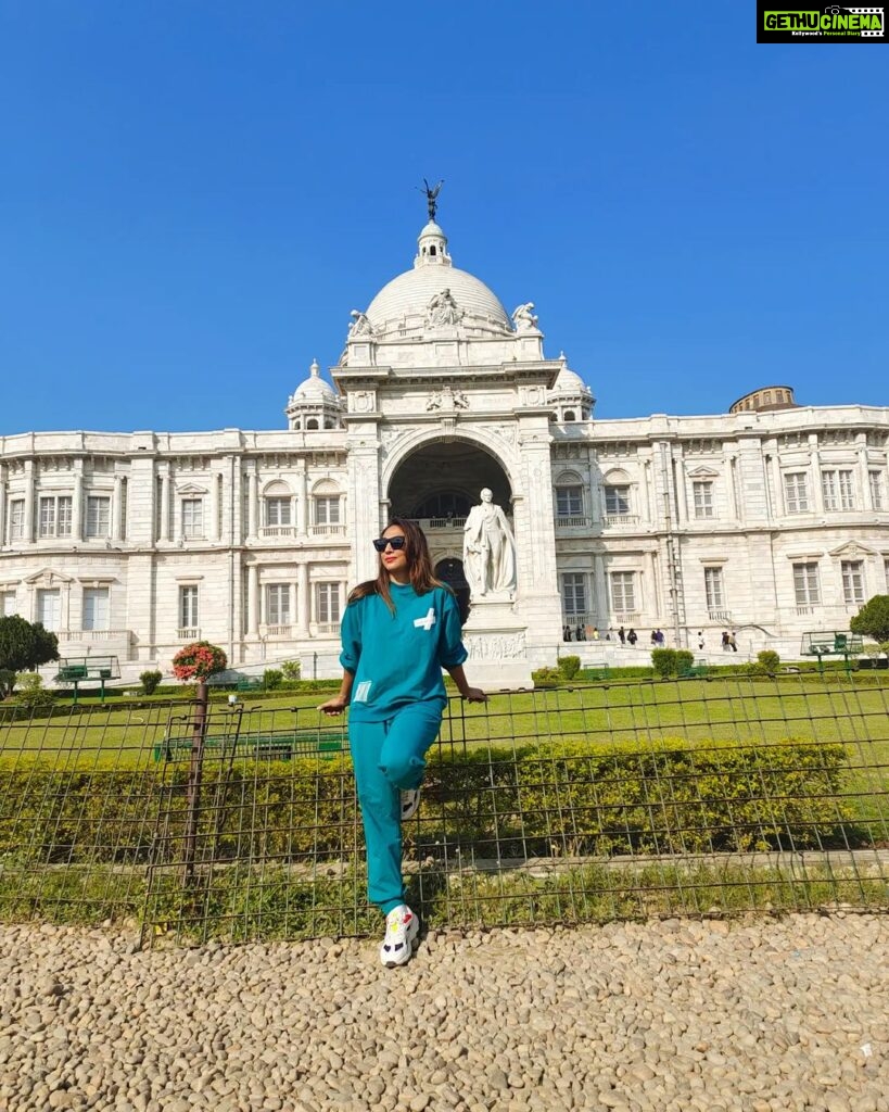 Mouli Ganguly Instagram - This is the place where every year from school we use to go atleast twice a year for a visit....and we use to be soo unhappy cause we wanted to go to a new exciting place ...now after years being touristy here...Cycle of life 😅 . . . #mouliganguly #kolkata #victoriamemorial