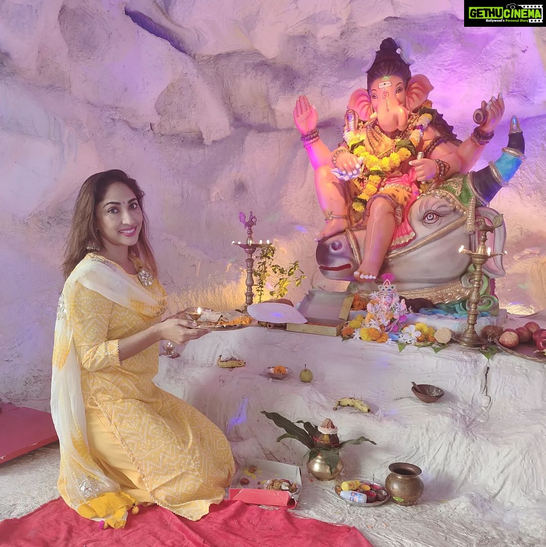 Mouli Ganguly Instagram - Ganapati bappa morya 🙏🙏🙏 . . Our puja on the set of #baalshiv . . #ganapati #ganapatibappamorya #blessingstoall #ganeshchaturthi