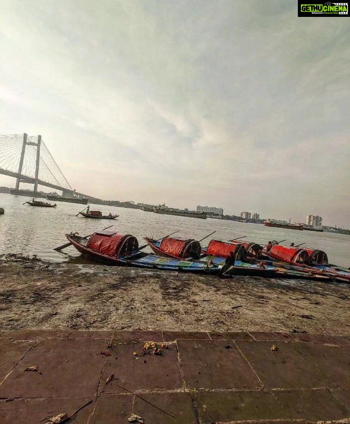 Mouli Ganguly Instagram - Ganga ke kinare ❤️ . . . #mouliganguly #mazhersayed #kolkata #gangaghat Ganga River, Kolkata