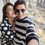 Mouli Ganguly Instagram - I am in a photoholic mood today 🤪🤣 . @ruby_tourism #mouliganguly #mazhersayed #dubaivacation #vacationmode #skywalk #burjkhalifa #coupletravel