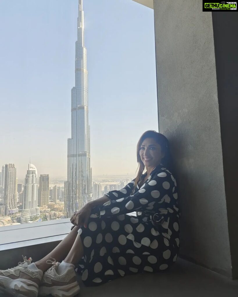 Mouli Ganguly Instagram - I am in a photoholic mood today 🤪🤣 . @ruby_tourism #mouliganguly #mazhersayed #dubaivacation #vacationmode #skywalk #burjkhalifa #coupletravel