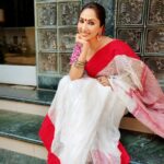 Mouli Ganguly Instagram - Shubho bijoya Happy Dushera To all . Victory over evil ❤️🤍 . . #bongvibes #vijayadashami #shubhobijoya #happydussehra #mouliganguly #bengalilook #indianfestival #festivemood #sareelove