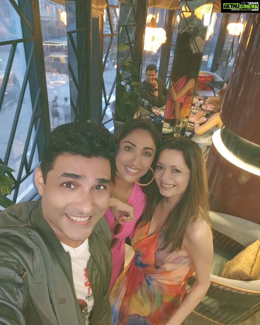 Mouli Ganguly Instagram - Thankyou nashu @nattashasingh and @samyuktasingh23 for introducing us to the most healthiest yummiest vegetarian friendly Japanese cuisine of @tsubakiworli β€οΈ More success to you gals π€π . . @celeb_manager_ujit loved the outfit π€ TSUBAKI