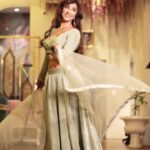 Mouli Ganguly Instagram - Twirling with my lenhanga is something i can never resist whenever i wear one 😅 . . Outfit @the_adhya_designer Location @blabberallday Team : Hair and mkup @elvisvaz Styled by @deepa_a_singh . #mouliganguly #bts #behindtheshoot #jewelleryshoot #fashionshoot #lifestyleshoot