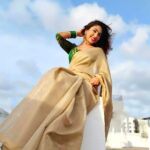 Mouli Ganguly Instagram - Saree always makes me feel so graceful and womanly......wish I could wear it more often! Livin' la vida saree ❤️ @roots.handlooms . . #sareelove #sareelovers #desigirl #handloomsaree #mouliganguly