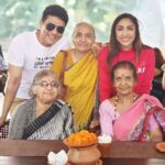 Mouli Ganguly Instagram - Happy birthday "mezdi' mom❤️in yellow ... her favourite color !💛 ...with my choti mausi Badi mausi and my hubby . .