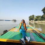 Mouli Ganguly Instagram - Like the river keep on flowing Can never get enough of Ganga and the tranquility bliss of a boat ride🛶 . . . . . #mouliganguly #mazhersayed #boatride #ganga #gangariver #ganganadi