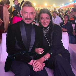 Mugdha Godse Instagram - This is how we enter 2023… 
Together ❤️🤗

Thank you 2022… blessed year… I launched @saareemood our most creative venture 
always with the Grace of our Beloved Master ‘Tarneiv ji…’ 
❤️❤️❤️🙏🏽🙏🏽🙏🏽

Always in Gratitude 🙏🏽🙏🏽🙏🏽
Many more things coming up… 

#love #blessed #newyeareve #2023 #superduper #life #us #gratitude