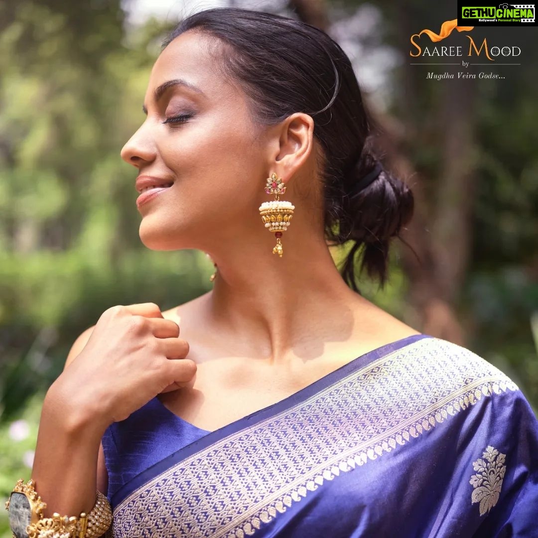 Mugdha Godse Instagram - THE BLUE LININGS Wearing blue is one subtle adventure in itself - you're calm like a blue lake yet relentless like the blue waves. Link in bio to shop SaareeMood! ✨️ Photography: @tarun_khiwal Production : @karma__production @himan888 MUA: @kaushikanu Team: @_the_blank_canvas_ @anurag_mua Styling: @harshad.fshn @khuusshhbboo @styledbygunjan @ajmerashaili @peter.tashi_ Jewellery: @amrapalijewels . . . #saareemood #saareesforallemotions #mugdhagodse #newbrandlaunch #shopthelook #saree #indian #tradition #blue #calm #relentless #water