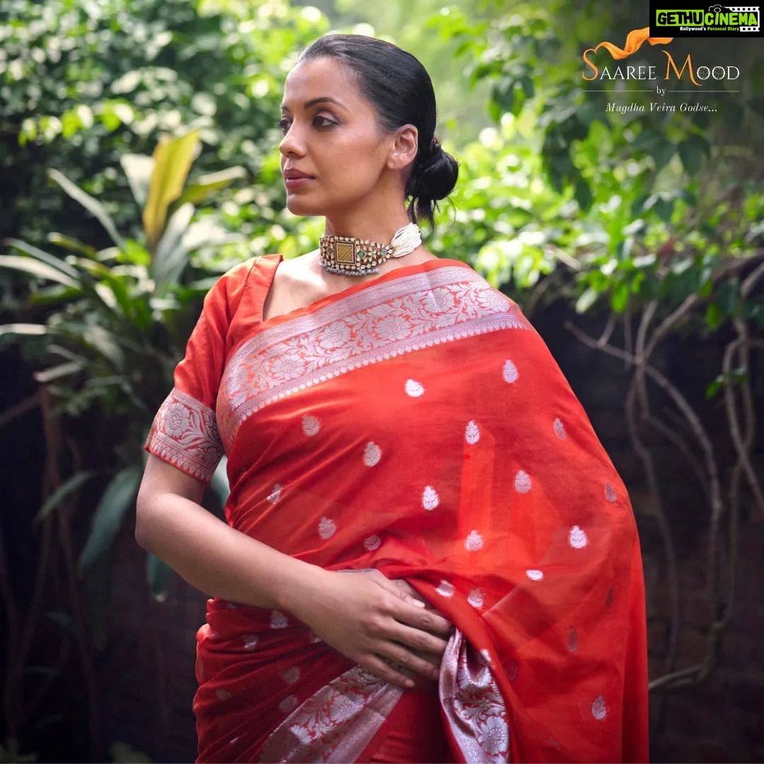 Mugdha Godse Instagram - THE ORANGE LININGS Orange, the color of the sun, the color that balances the aggression of red and the calming of yellow. To channel orange is to truly be free, to be you! Link in bio to shop SaareeMood! ✨️ Photography: @tarun_khiwal Production : @karma__production @himan888 MUA: @kaushikanu Team: @_the_blank_canvas_ @anurag_mua Styling: @harshad.fshn @khuusshhbboo @styledbygunjan @ajmerashaili @peter.tashi_ Jewellery: @amrapalijewels . . . #saareemood #saareesforallemotions #mugdhagodse #newbrandlaunch #shopthelook #saree #indian #tradition #orange #vibrant #compassion #warmth