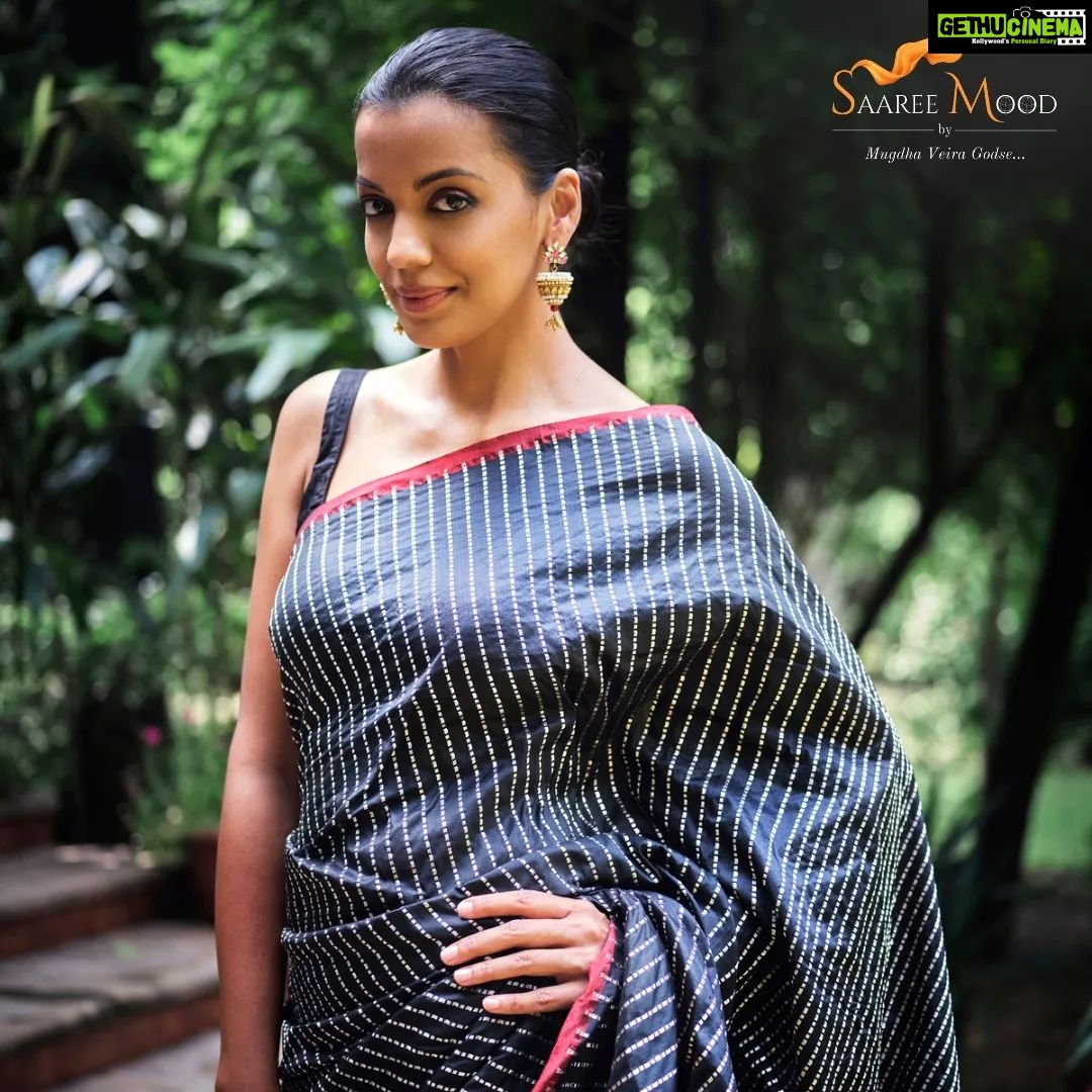 Mugdha Godse Instagram - THE BLACK LININGS There's something about a woman in black saree... Her charm is simply irresistible! Link in bio to shop SaareeMood! ✨️ Photography: @tarun_khiwal Production : @karma__production @himan888 MUA: @kaushikanu Team: @_the_blank_canvas_ @anurag_mua Styling: @harshad.fshn @khuusshhbboo @styledbygunjan @ajmerashaili @peter.tashi_ Jewellery: @amrapalijewels . . . #saareemood #saareesforallemotions #mugdhagodse #newbrandlaunch #shopthelook #saree #indian #tradition #black #elegance #charm