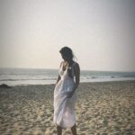 Mugdha Godse Instagram - Sun..sand… the ocean…! Goa… ❤️ Only Love ❤️ #goadiaries #goa #beach #sun #sand #ocean #shootmode #fun #december #silence #peace #joy