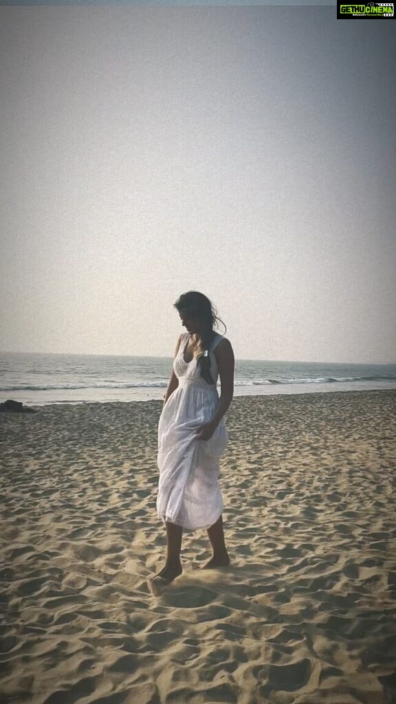 Mugdha Godse Instagram - Sun..sand… the ocean…! Goa… ❤ Only Love ❤ #goadiaries #goa #beach #sun #sand #ocean #shootmode #fun #december #silence #peace #joy